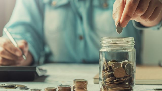 Ilustrasi blog: Cara Menabung Konsisten Meski Gaji Pas-Pasan - Woilo Blog