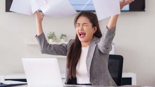 Ilustrasi blog: Cara Mengelola Emosi Negatif di Lingkungan Kerja - Woilo Blog