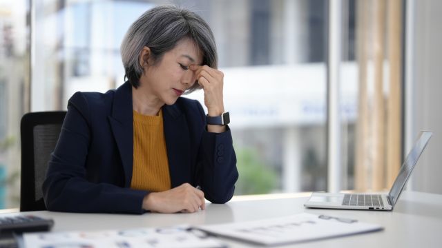 Ilustrasi blog: Cara Mengelola Stres Kerja Tanpa Harus Resign - Woilo Blog