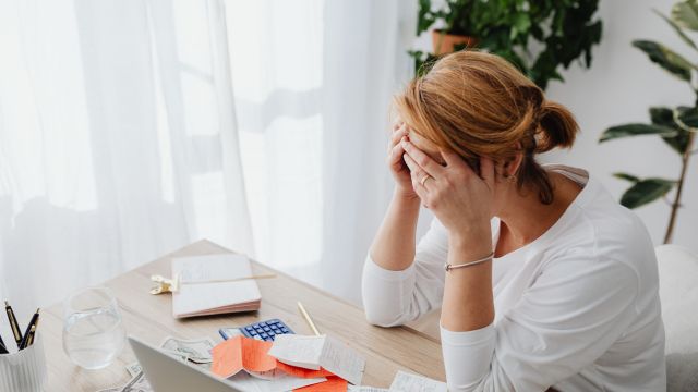 Ilustrasi blog: Cara Mengelola Utang agar Tidak Terjebak Gali Lubang Tutup Lubang - Woilo Blog