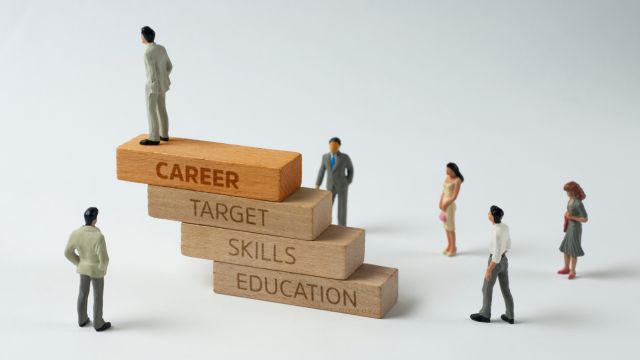 Ilustrasi blog: Cara Meningkatkan Karir Tanpa Harus Pindah Kerja - Woilo Blog