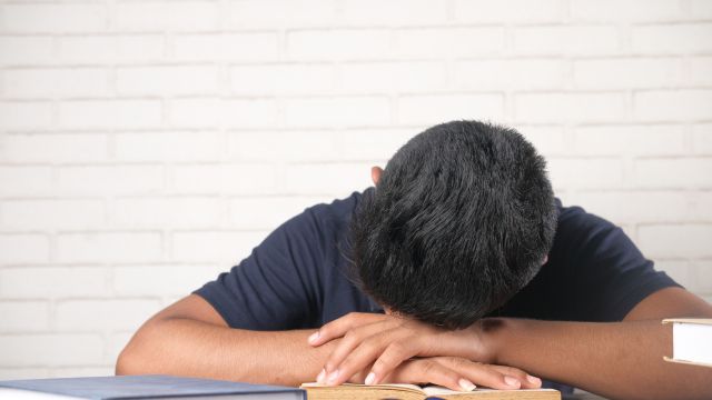 Ilustrasi blog: Dampak Kurang Tidur terhadap Kesehatan Mental dan Emosi - Woilo Blog