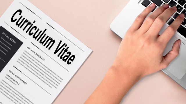 Ilustrasi blog: Perbedaan CV ATS dan CV Kreatif: Mana yang Harus Dipakai? - Woilo Blog