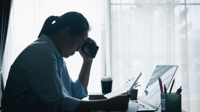 Ilustrasi blog: Tanda-Tanda Burnout Kerja dan Cara Mengatasinya Secara Sehat - Woilo Blog