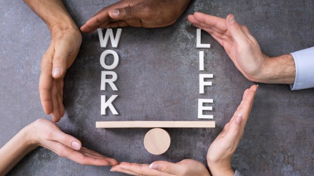 Ilustrasi blog: Tanda-Tanda Lingkungan Kerja Tidak Sehat yang Perlu Diwaspadai - Woilo Blog